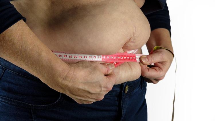 CBOSM 2025: Homem com obesidade e hipogonadismo masculino segurando fita métrica na barriga