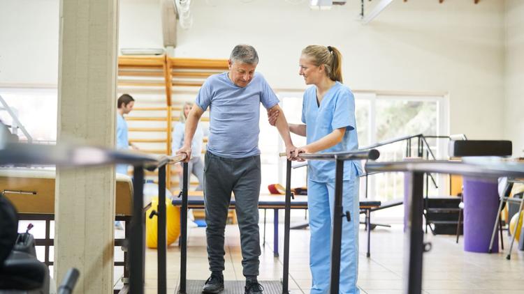 Médico auxiliando paciente em processo de reabilitação cardíaca