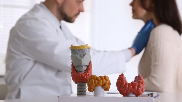 Médico examinando paciente com suspeita de câncer de tireoide