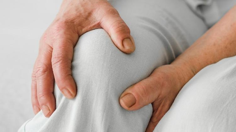 Próteses de joelho não cimentadas podem ter menores taxas de revisão?