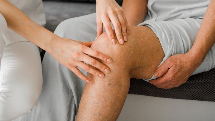 Há benefício do uso de cimento com antibiótico em ATJ primária?