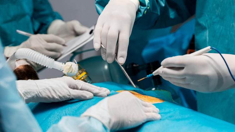 O que usar no preparo cirúrgico da pele: gluconato de clorexidina ou iodopovidona ?