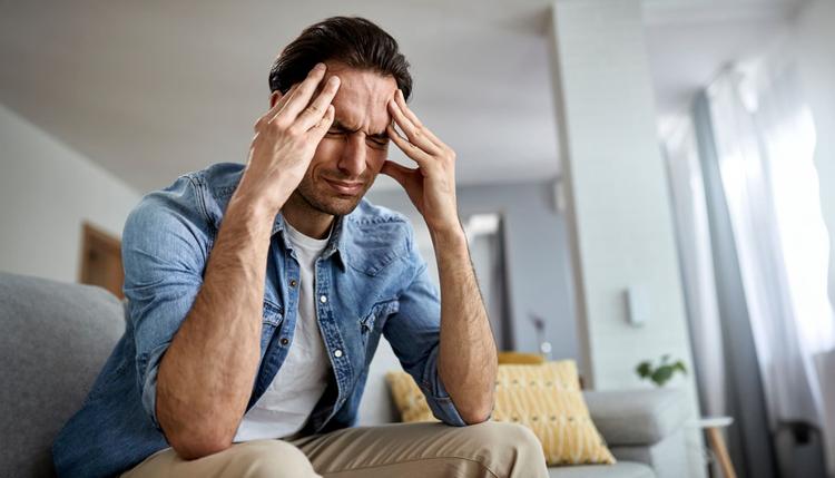 homem com cefaleia