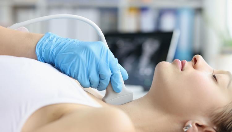 médico fazendo ultra de tireoide
