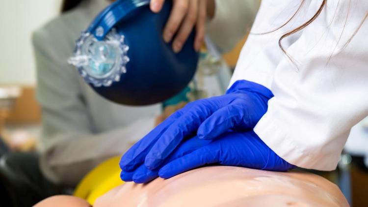 Podemos manter ventilação mecânica durante a reanimação cardiopulmonar?