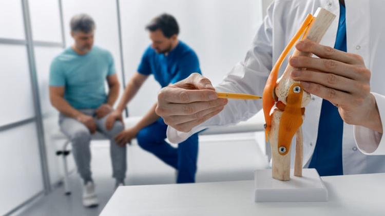 Quais são os fatores de risco de re-revisão na artroplastia total de joelho?