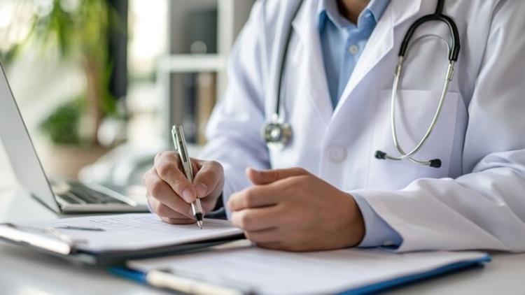 Qual é o efeito do torniquete na concentração local de cefazolina durante ATJs?