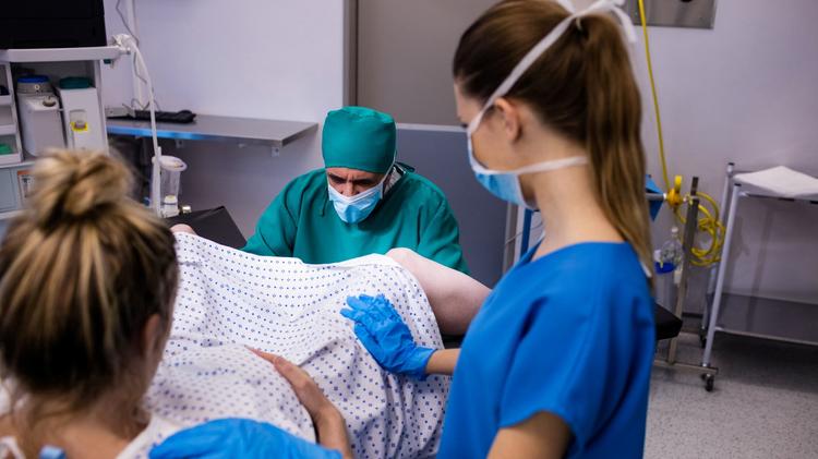 Administração simultânea de ocitocina e balão intrauterino na indução do parto