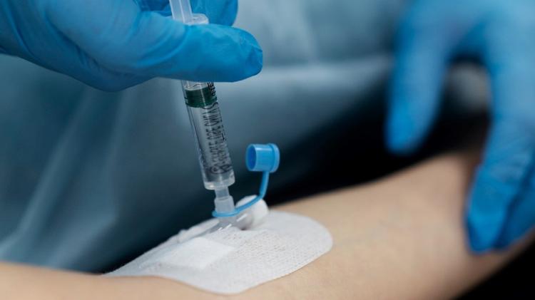 Acesso intraósseo é melhor que acesso intravenoso na parada cardiorrespiratória?