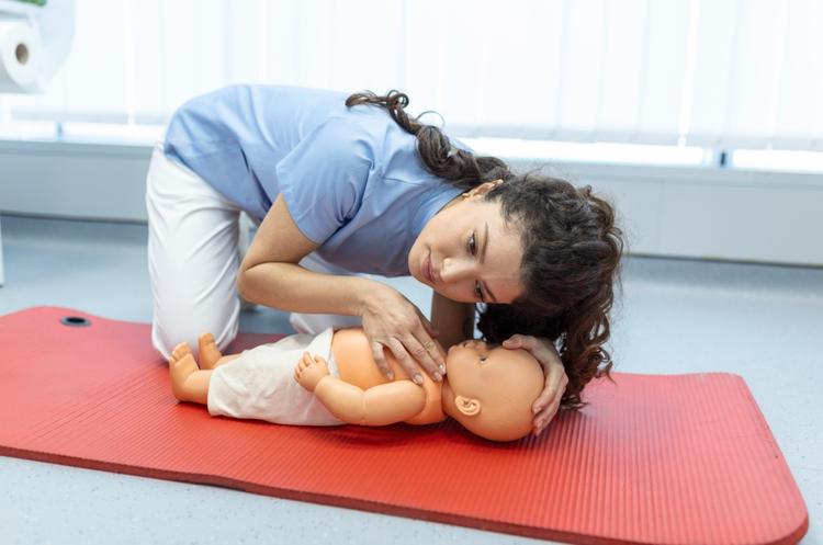 Como é a técnica de massagem torácica durante a reanimação cardiopulmonar pediátrica?