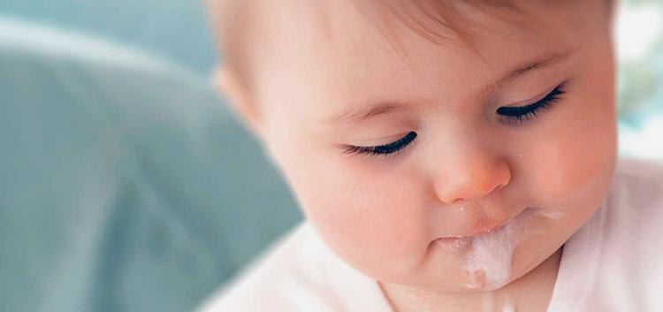 Como diferenciar o refluxo fisiológico do lactente da DRGE?