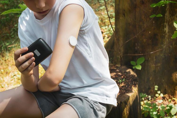 Monitoramento contínuo no diabetes tipo 1 e o impacto no controle glicêmico.