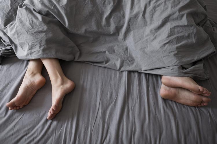 casal deitado na cama sem interação devido a ddsh