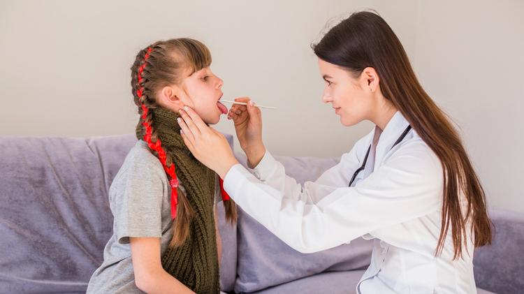 Como tratar faringite aguda conforme o consenso pediátrico italiano?