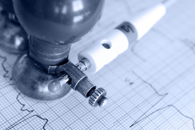 Como diferenciar se uma onda T invertida é de origem isquêmica ou não?