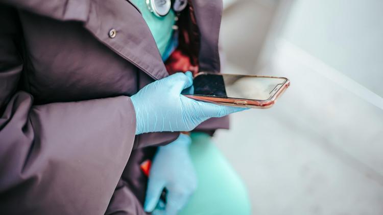 Aplicativos móveis melhoram os desfechos da parada cardíaca extra-hospitalar