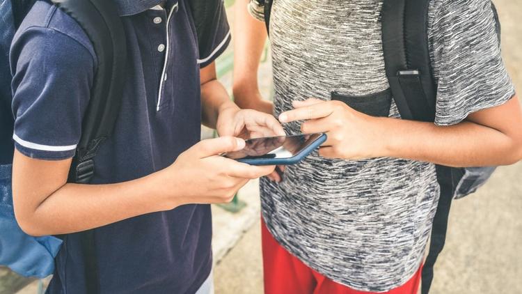 adolescentes usando o celular