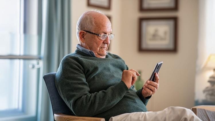 idoso mexendo no celular