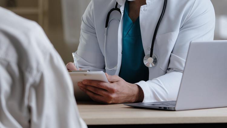 médico conversando com paciente sobre aborto recorrente