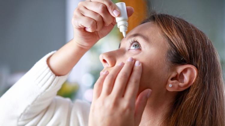 Efeitos terapêuticos de colírio anti-inflamatório no tratamento do olho seco leve