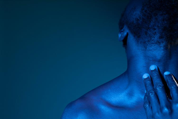 LUZ AZUL: amiga ou inimiga da pele?