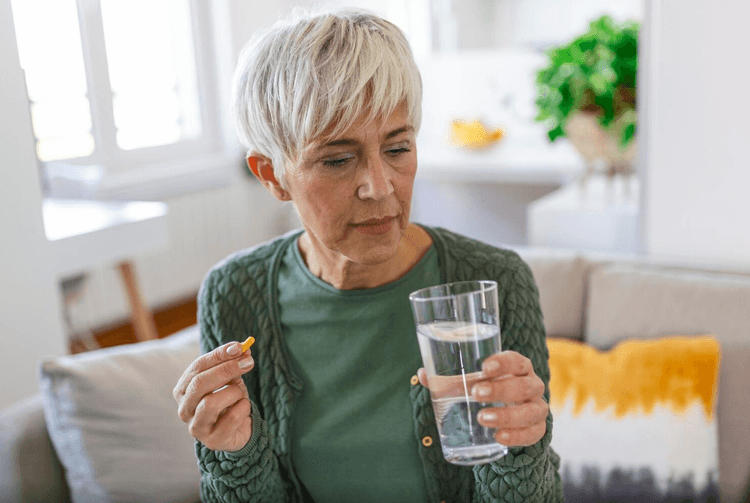 Posso tratar osteoporose com terapia estrogênica em mulheres assintomáticas?