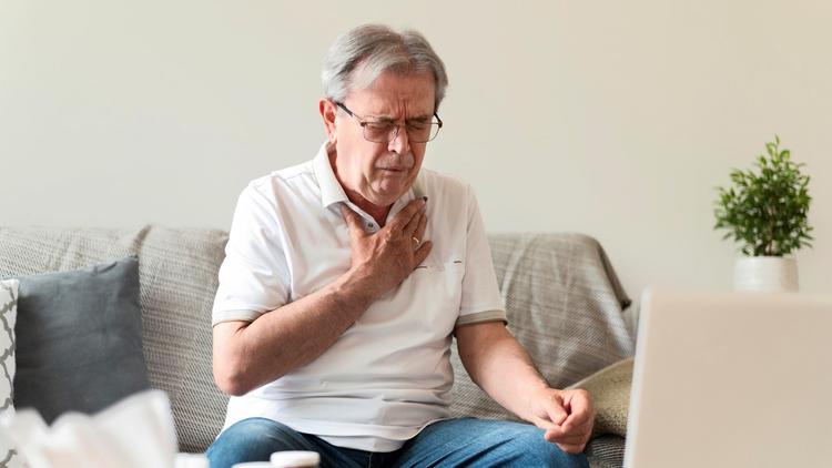 Estratégia invasiva ou conservadora em idosos com infarto com supra de ST?