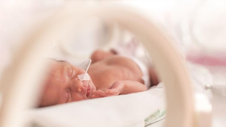 Diretriz avalia critérios padronizados para testes genômicos em UTIN