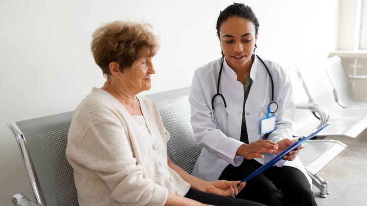 Caso clínico: Fissuras na perna de idosa. Qual pode ser o diagnóstico?