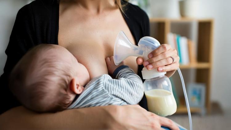 mãe amamentando bebê
