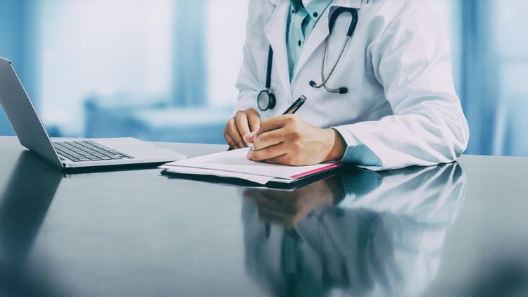 PD-L1 e toxicidade aos inibidores de PD-1/PD-L1 em CPNPC: análise associativa