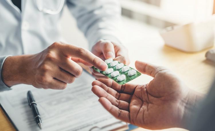 Médico entregando cartela de vericiguat para paciente com IC