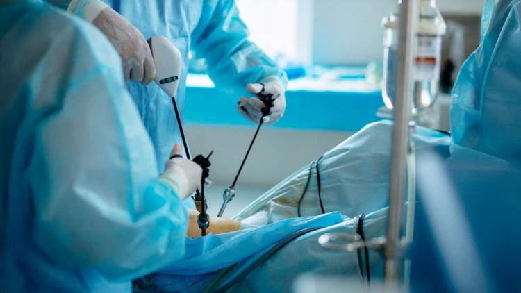 Tumores de reto médio/baixo: robótica ou laparoscópica