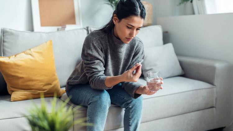 mulher tomando antidepressivo