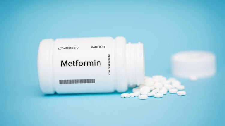 Quais os efeitos da metformina em pacientes sobreviventes de câncer de mama?