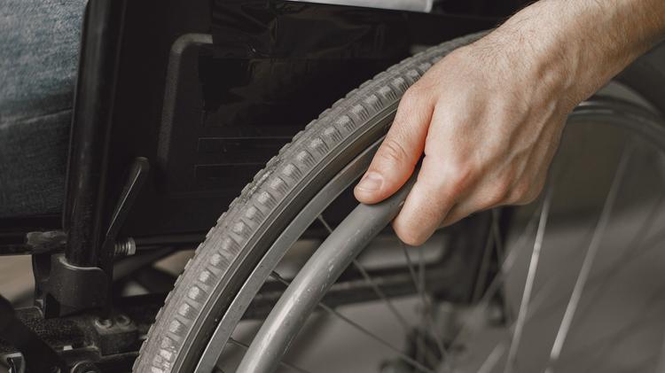 Medicamento experimental brasileiro devolve movimentos a pessoas com lesão medular