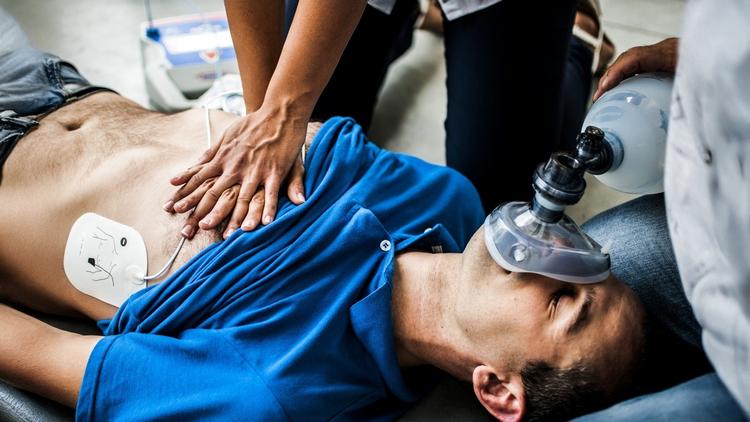 Relação entre pressão arterial média e desfechos neurológicos após PCR