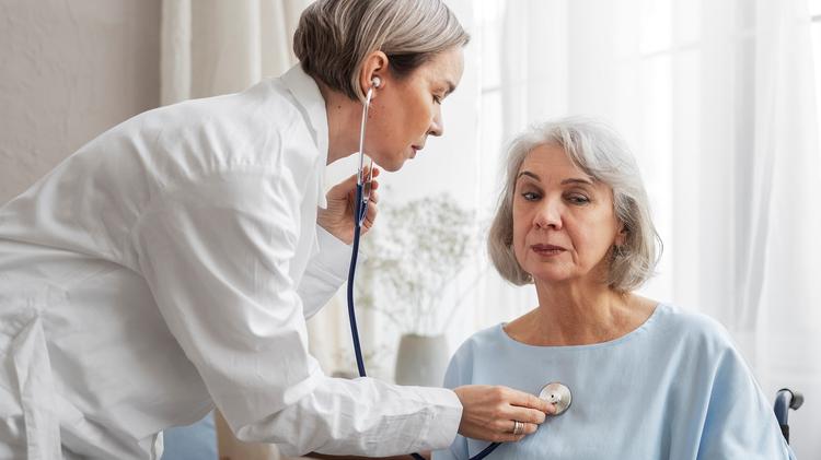 Desfechos em idosos após troca de varfarina por DOAC