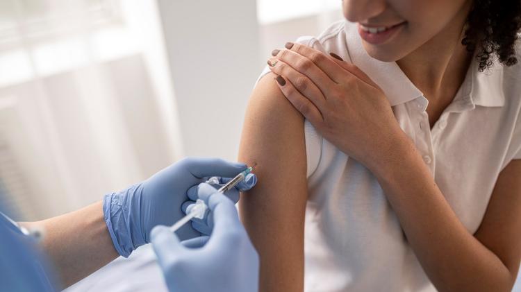 Vacina contra HPV reduz casos de câncer e lesões pré-cancerosas no Brasil
