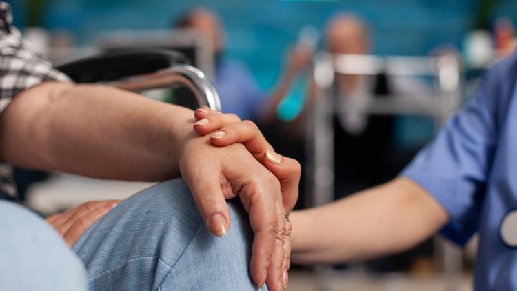 Preferências de pessoas com ELA em tratamentos e cuidados: Uma revisão sistemática