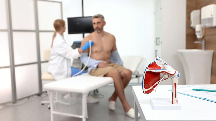 Quais são as terapias injetáveis mais eficientes para lesões do manguito rotador?