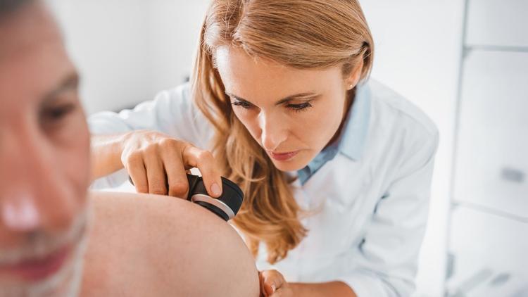 Dezembro Laranja: Melanoma cutâneo 2025 – estadiamento e terapias sistêmicas