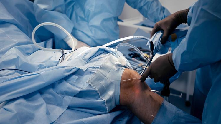 É seguro realizar uma osteotomia da TAT durante uma revisão de ATJ?