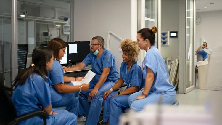 Veja como vínculos entre pares pode auxiliar a jornada exaustiva da residência