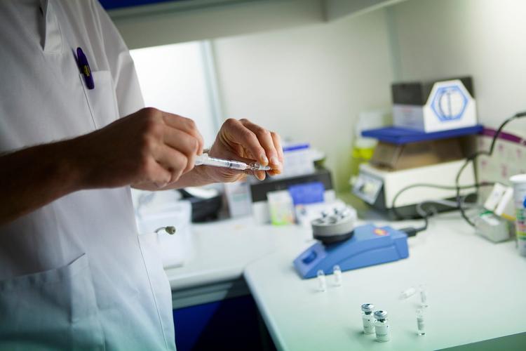 médico utilizando imunoterápicos