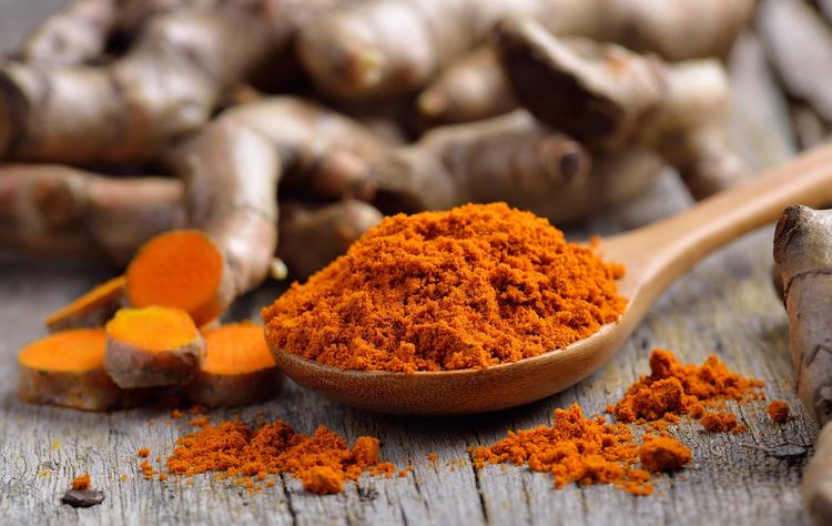 colher com curcuma em pó