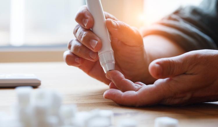 pessoa com diabetes tipo 1 que usa teplizumabe