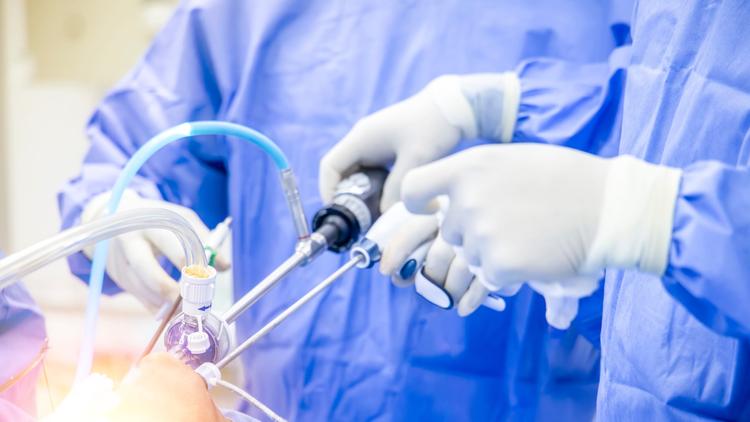 Manguito rotador intacto: artroplastia de ombro anatômica ou reversa para artrose?