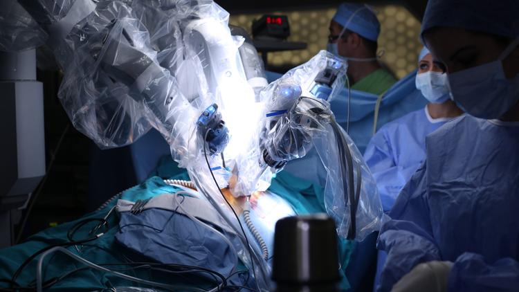 Correção de hérnia inguinal via laparoscópica versus via robótica