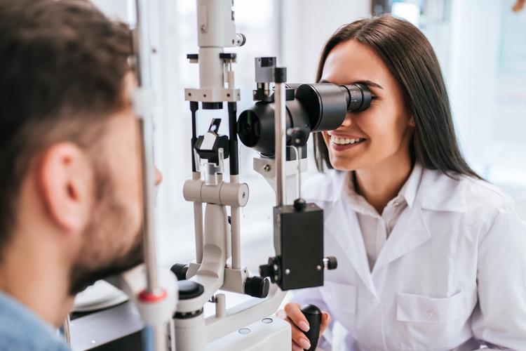Guia de carreira em Oftalmologia: conheça a formação e o mercado de trabalho
